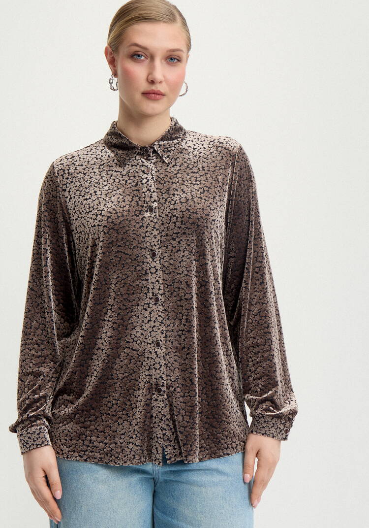 Блуза на пуговицах с фактурной тканью шир.  750, рис. 10