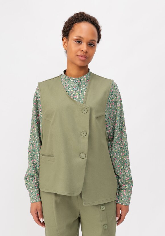 Жилет с асимметричной застёжкой шир.  580, рис. 16