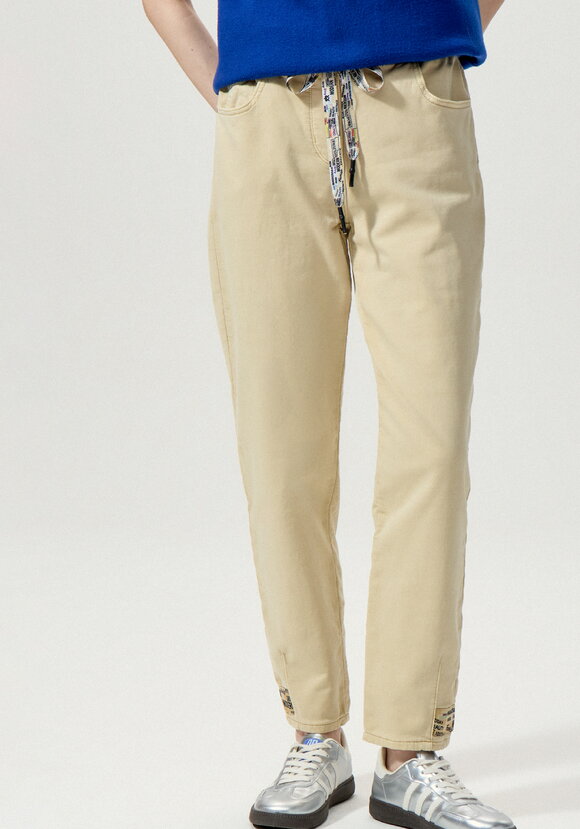 Джинсы с принтом по поясу шир.  580, рис. 12