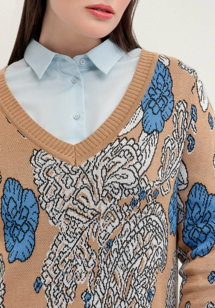 Пуловер с V-образным вырезом и ярким принтом шир.  750, рис. 14