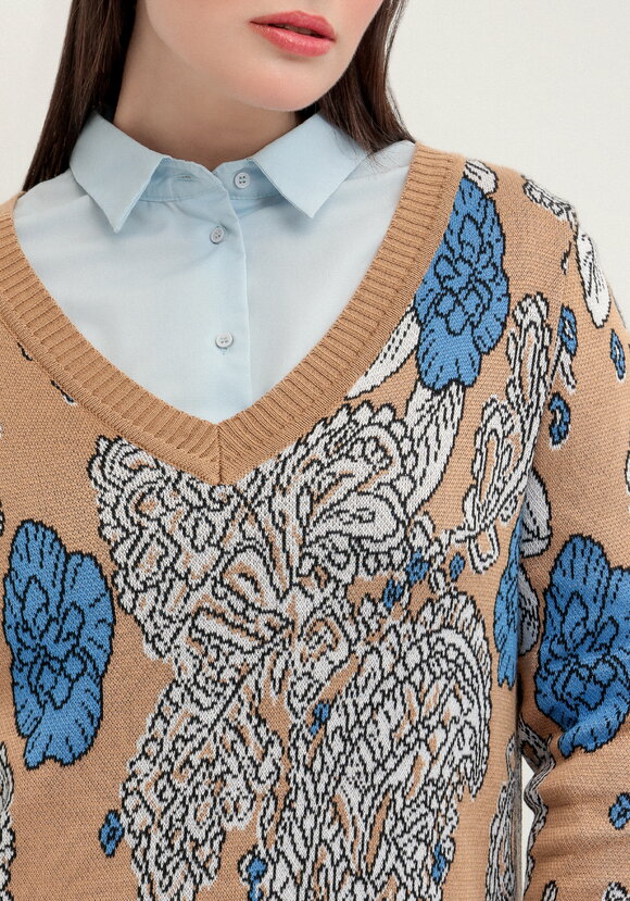 Пуловер с V-образным вырезом и ярким принтом шир.  580, рис. 14