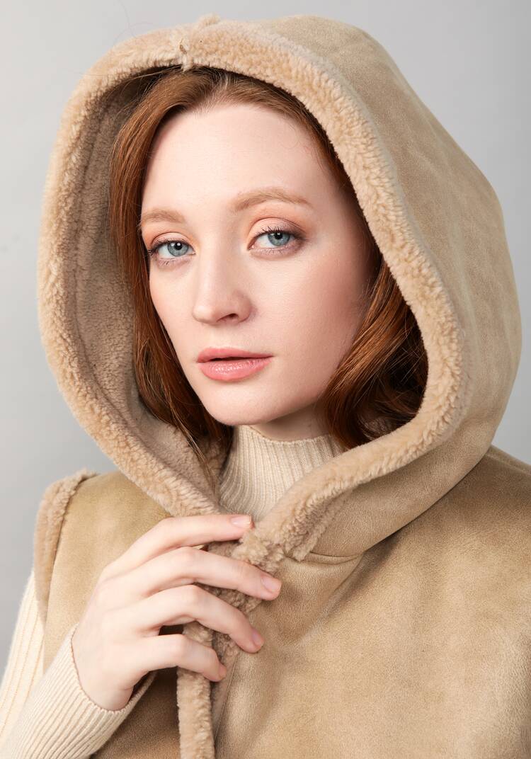 Жилет из экомеха с капюшоном шир.  750, рис. 8