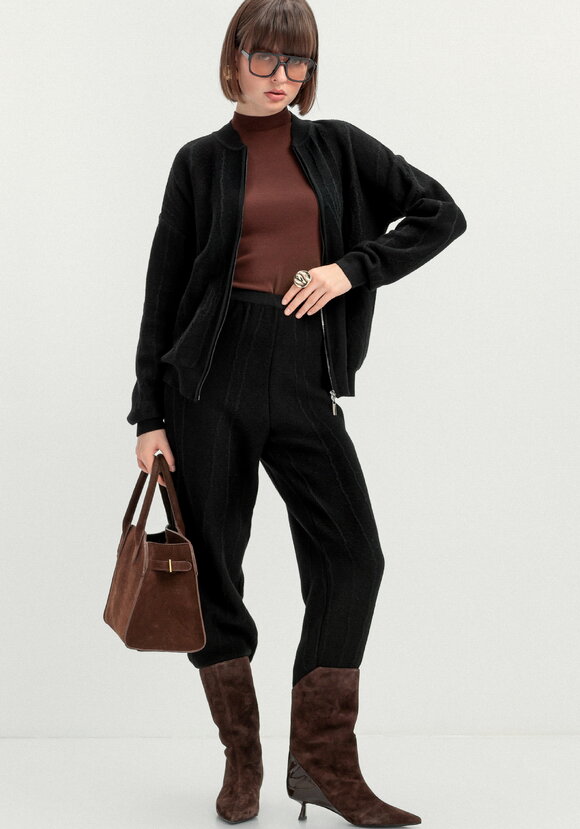 Брюки джоггеры с фактурным рисунком шир.  580, рис. 16