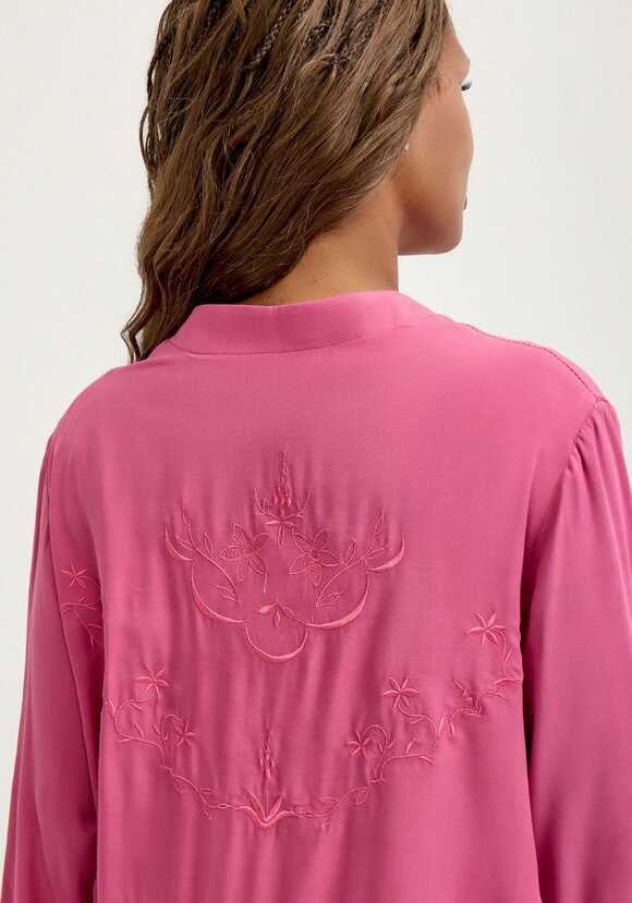 Рубашка с вышивкой на кокетке шир.  580, рис. 31