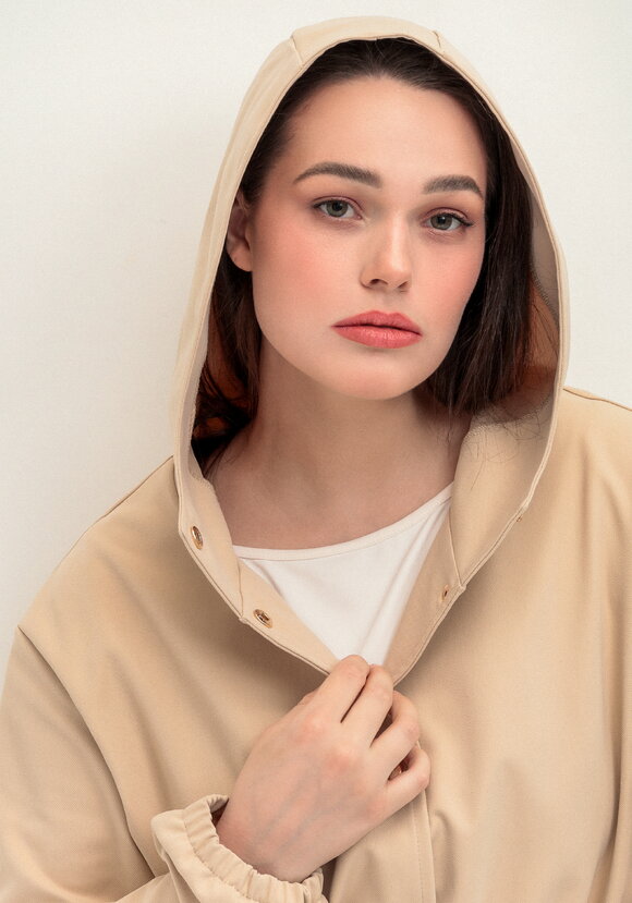 Ветровка с капюшоном и талии на кулиске шир.  580, рис. 5