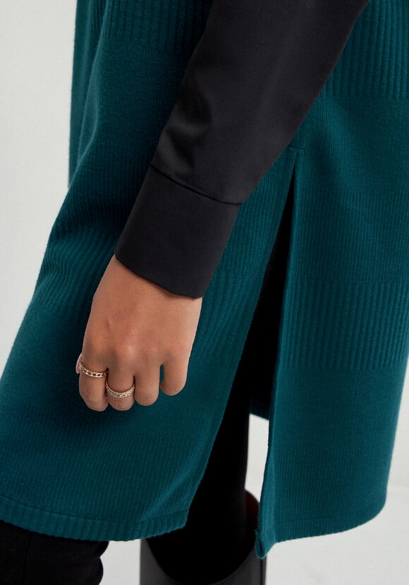 Жилет из трикотажа с фактурным рисунком шир.  580, рис. 14