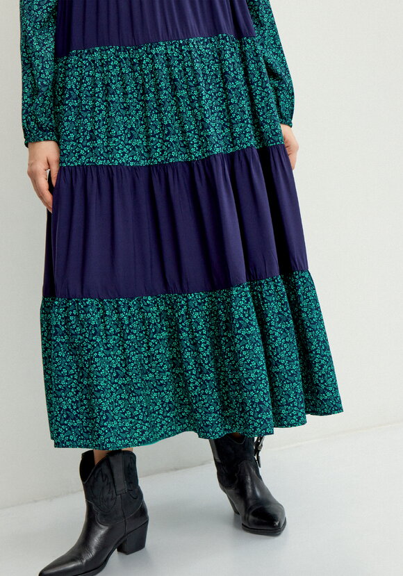 Платье с ярусами и V-образным вырезом шир.  580, рис. 15