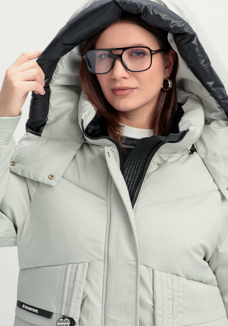 Пуховик с капюшоном и объемными карманами шир.  750, рис. 31