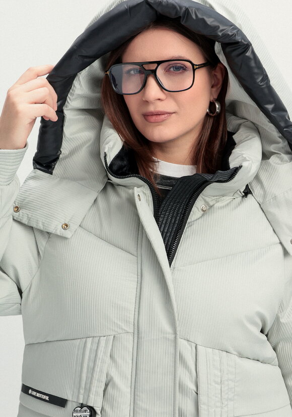 Пуховик с капюшоном и объемными карманами шир.  580, рис. 31