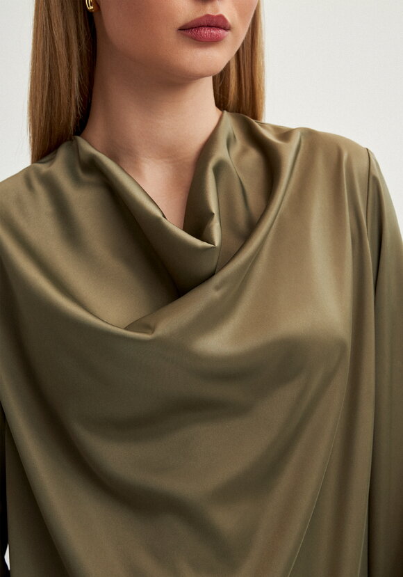 Блуза шелковая с воротником-хомутом шир.  580, рис. 6