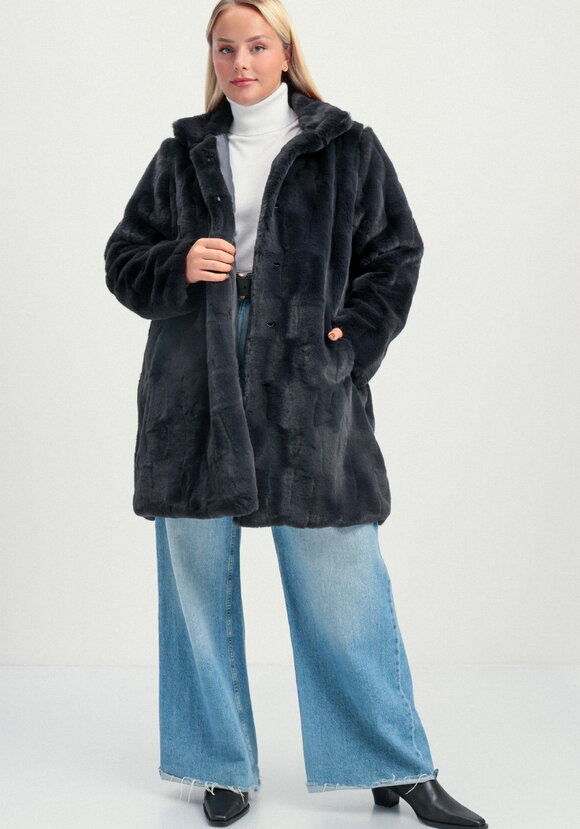 Шуба длины миди с брошью на воротнике шир.  580, рис. 9