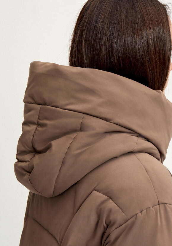 Пальто стеганое с меховой отделкой шир.  580, рис. 8