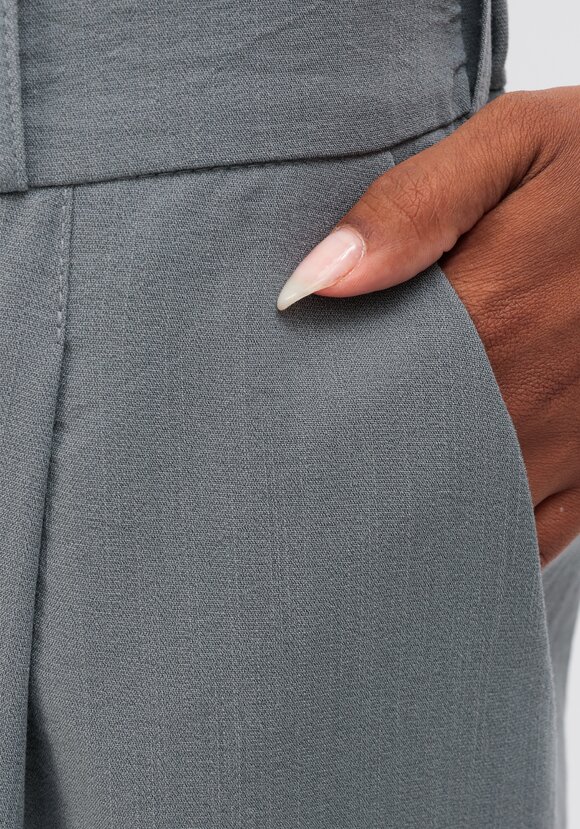 Брюки свободного кроя с защипами на поясе шир.  580, рис. 5