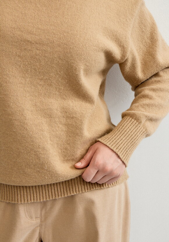 Свитер с объемным воротом шир.  580, рис. 5