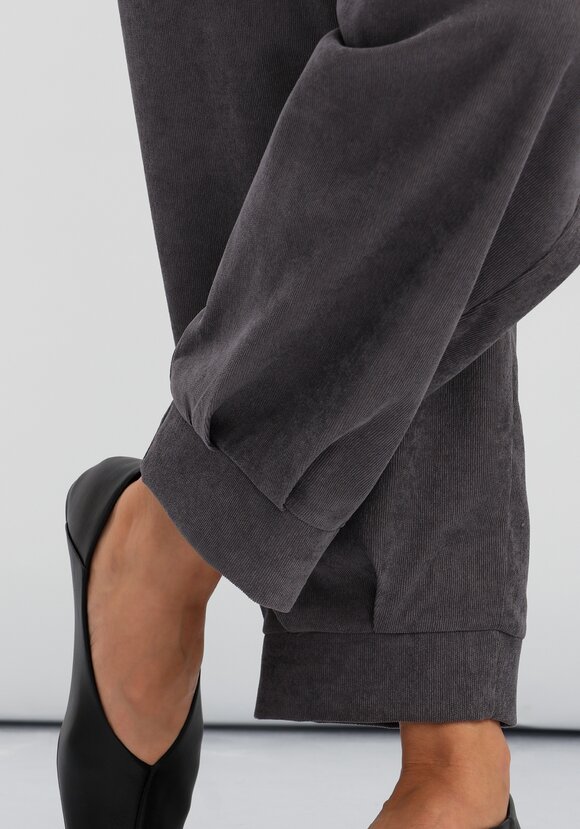 Брюки-бананы с манжетами по низу шир.  580, рис. 23