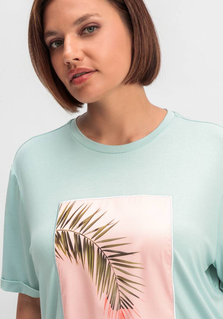 Футболка с принтом-аппликацией шир.  750, рис. 13