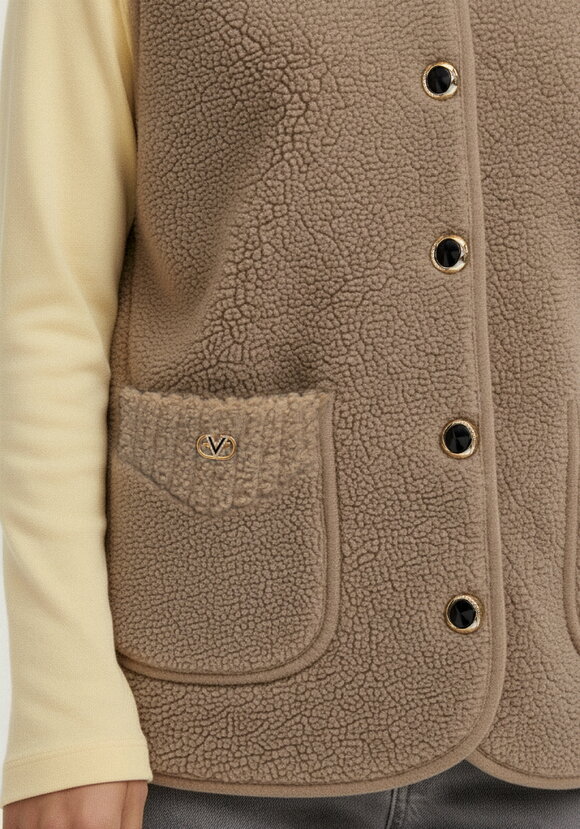 Жилет удлинённый из искусственного меха шир.  580, рис. 5