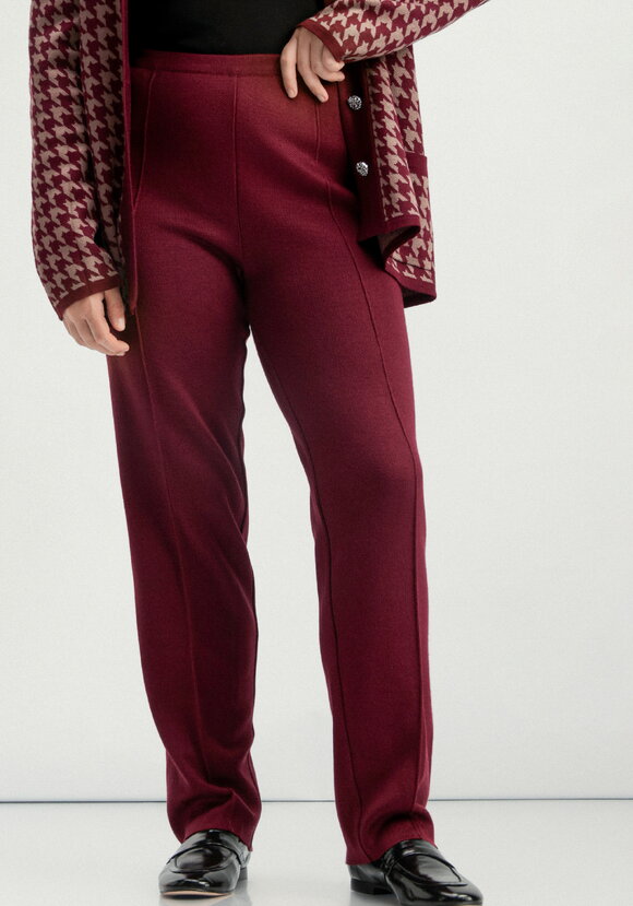 Брюки прямые зауженные книзу на резинке шир.  580, рис. 29