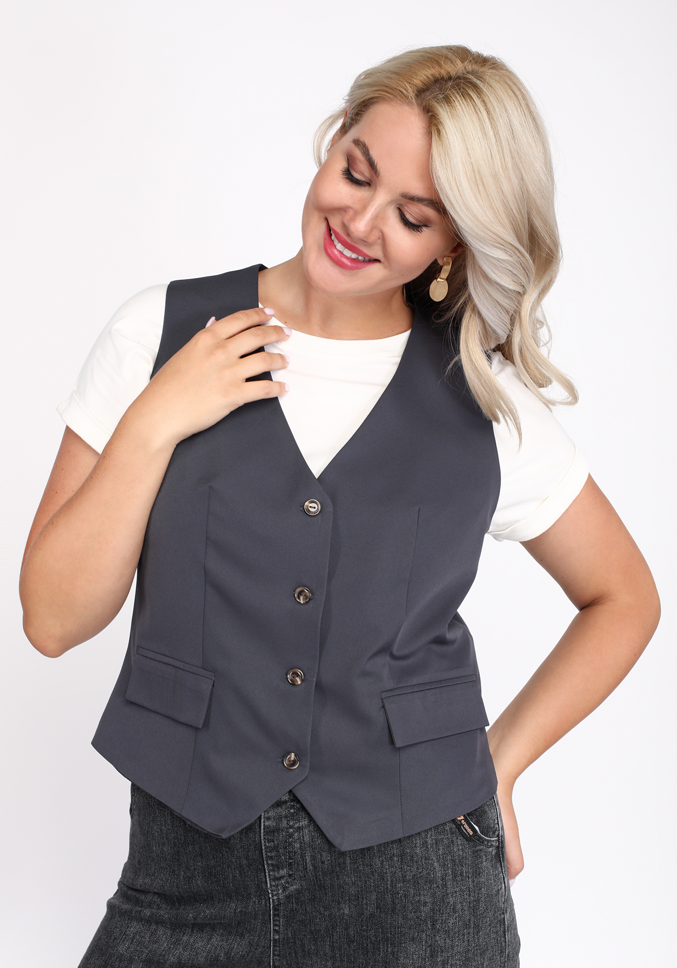 Жилет приталенный на пуговицах с карманами