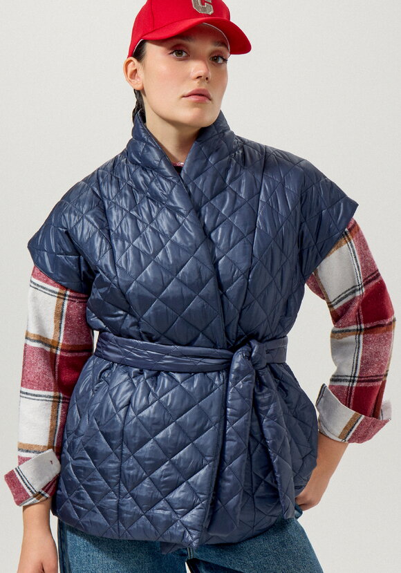 Жилет со спущенным плечом и высоким воротом шир.  580, рис. 21