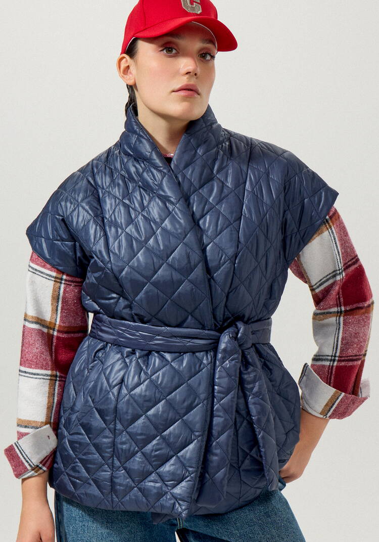 Жилет со спущенным плечом и высоким воротом шир.  750, рис. 21