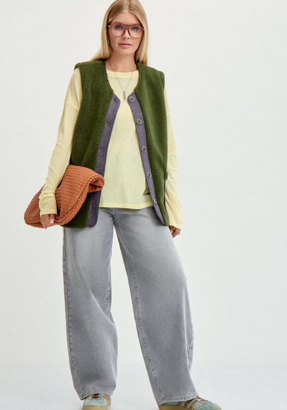 Жилет с отделкой из замши шир.  580, рис. 2