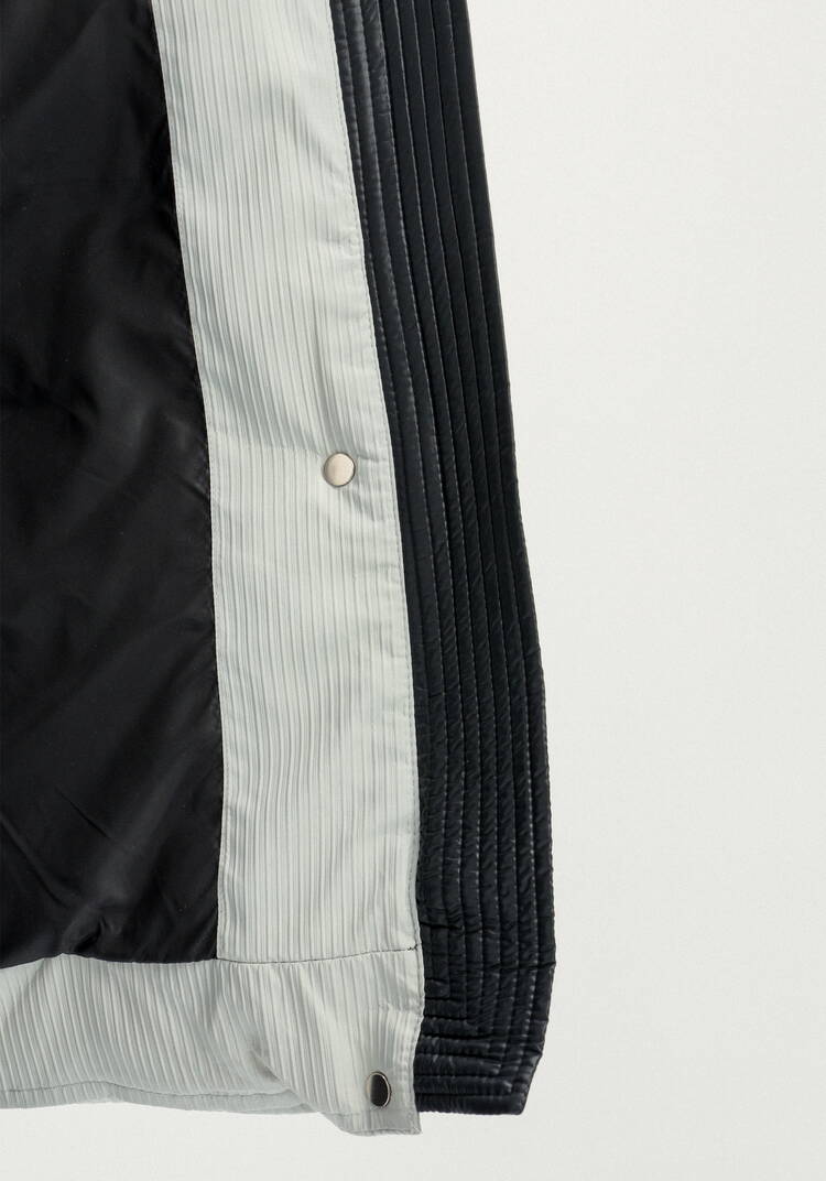 Пуховик с капюшоном и объемными карманами шир.  750, рис. 37