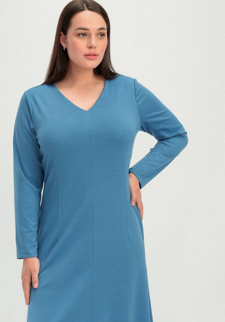 Платье длины миди с V-образным воротником шир.  750, рис. 9