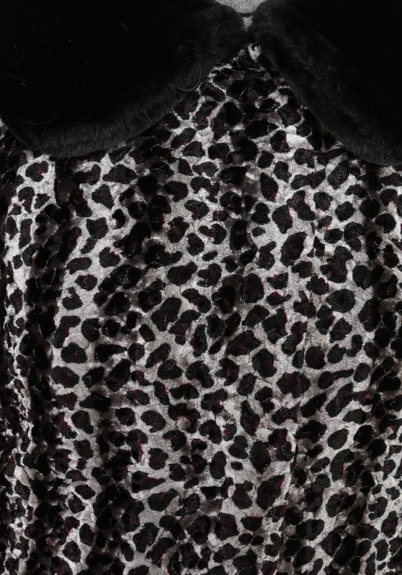 Шуба с контрастными манжетами и воротником шир.  580, рис. 10