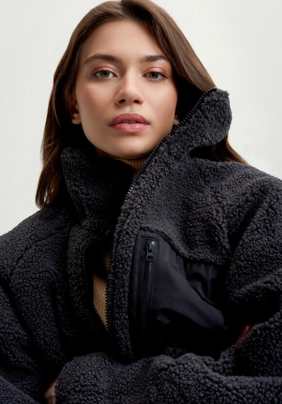 Двусторонняя куртка с высоким воротом шир.  580, рис. 35