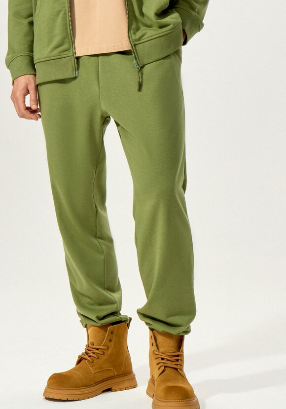 Брюки с карманами и манжетами по низу шир.  580, рис. 17