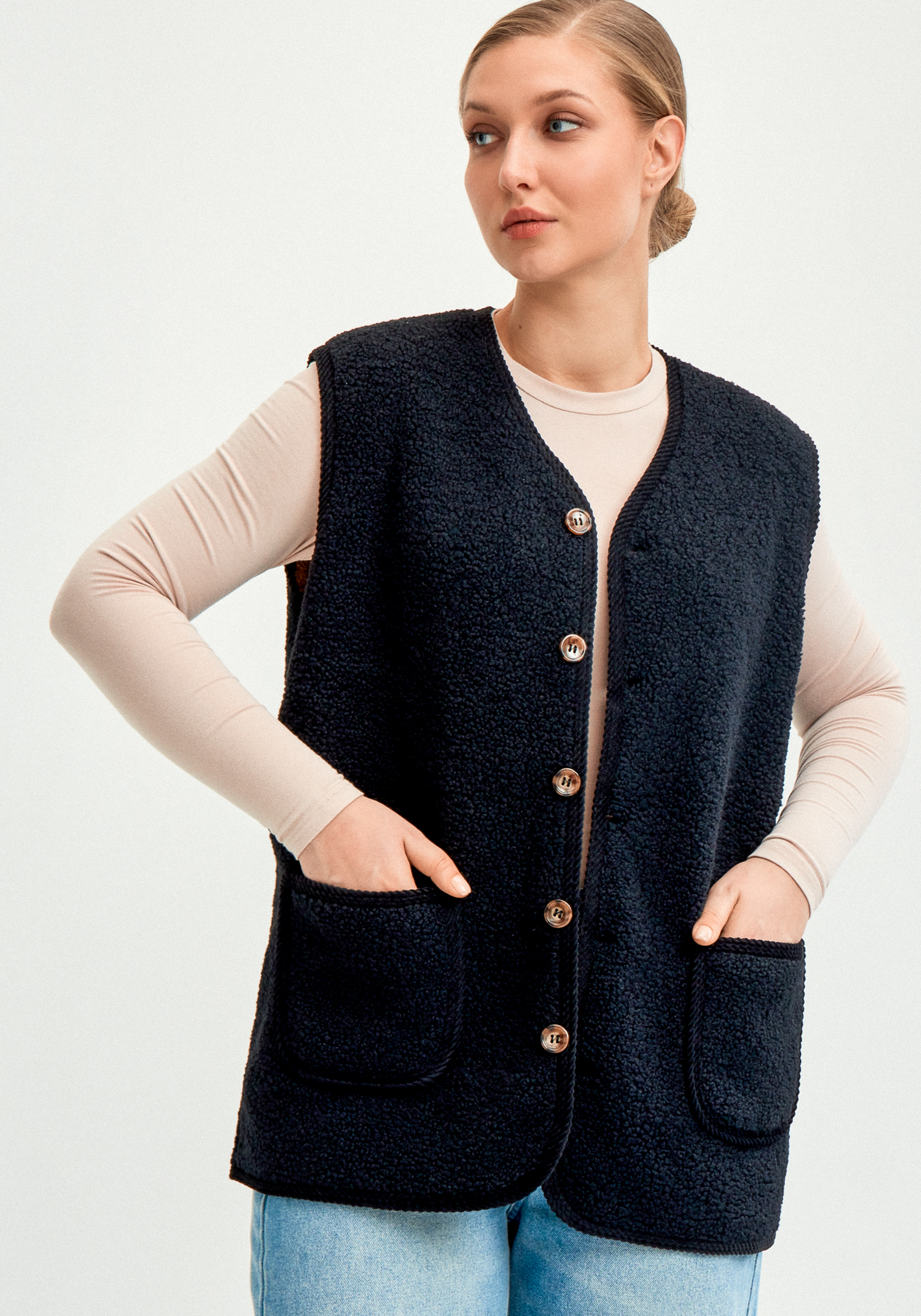 Жилет из экомеха на пуговицах 3499₽