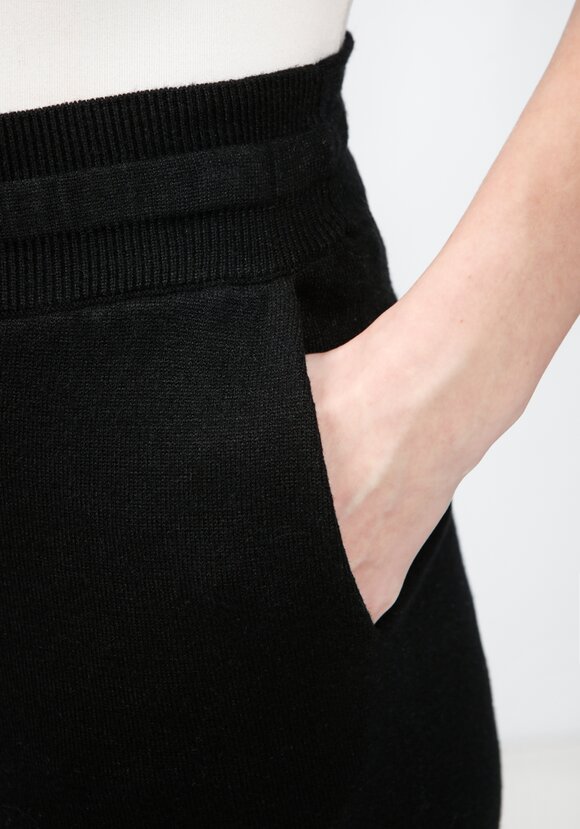 Брюки на резинке с вязаными карманами шир.  580, рис. 5