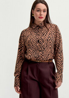 Блуза с анималистичным принтом на пуговицах