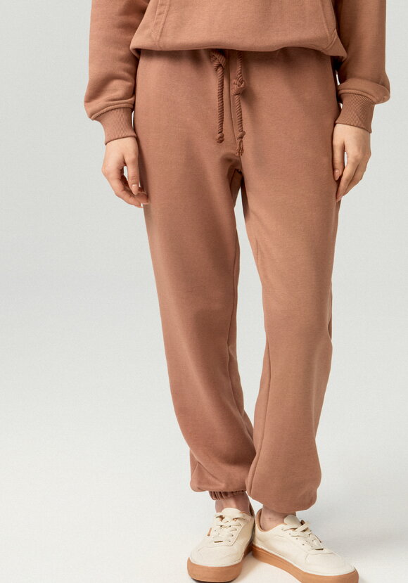 Брюки джоггеры с карманами на резинке шир.  580, рис. 22