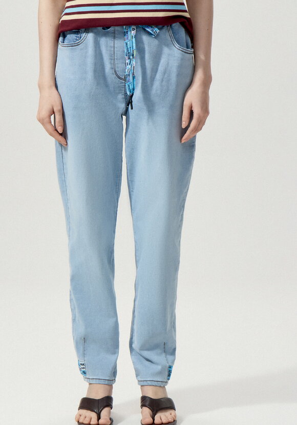 Джинсы с принтом по поясу шир.  580, рис. 20