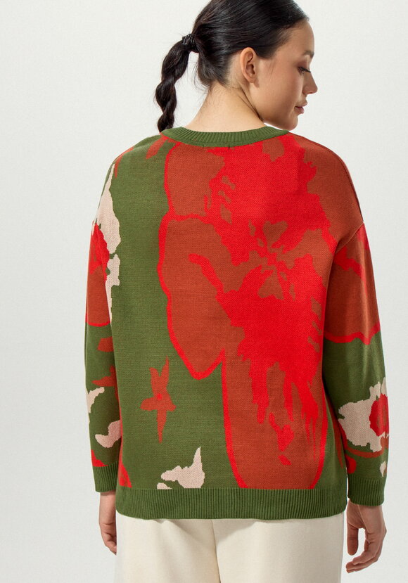 Джемпер с крупным цветочным орнаментом шир.  580, рис. 18