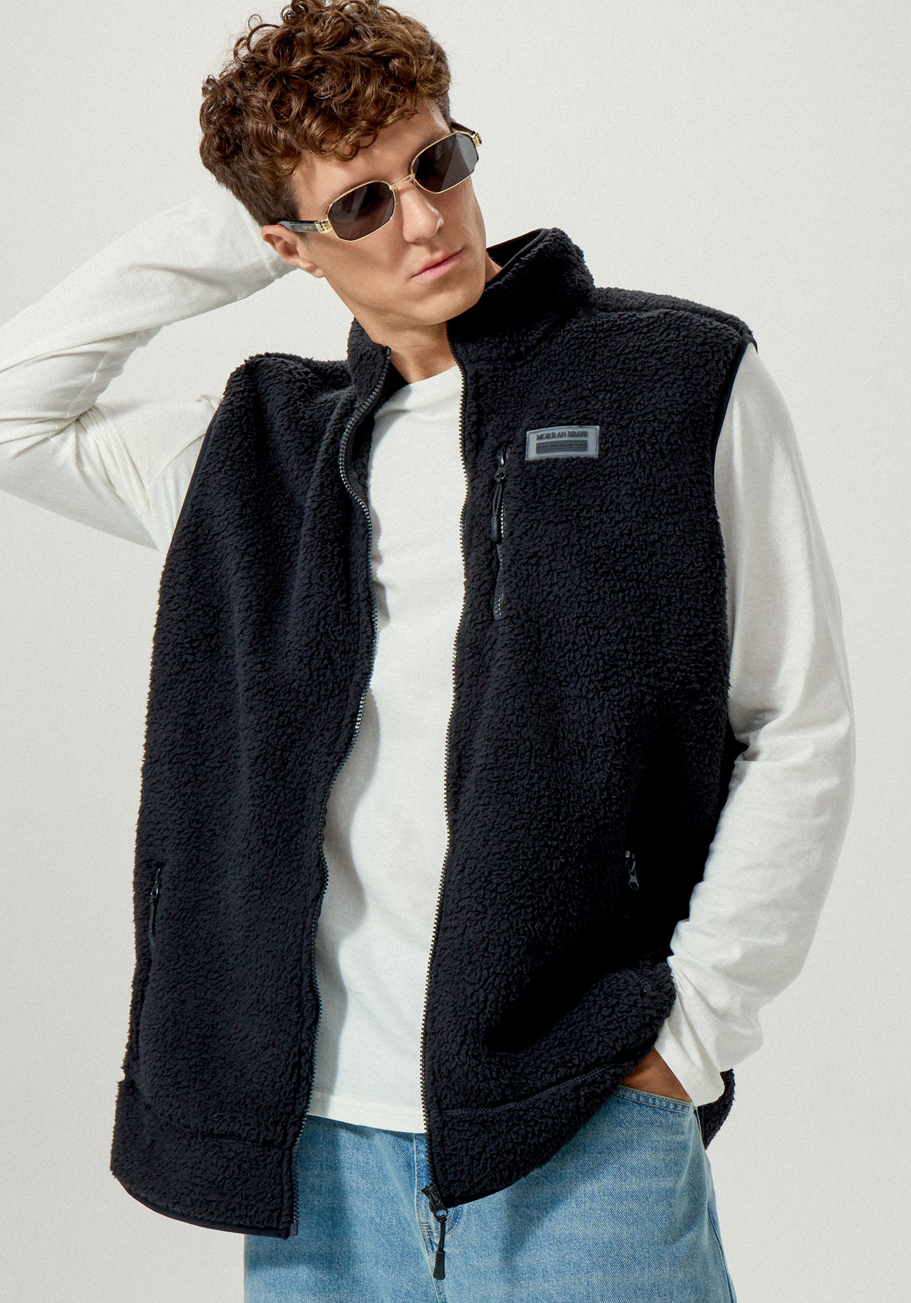 

Жилет утеплённый с карманами на молнии, Черный