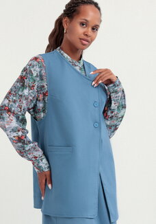 Жилет с асимметричной застежкой