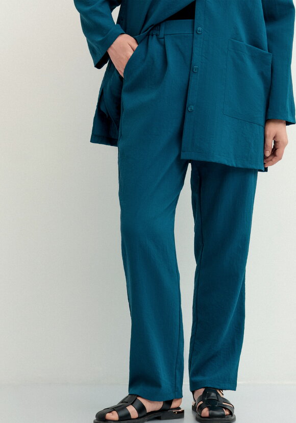 Брюки прямого кроя на резинке по поясу шир.  580, рис. 31