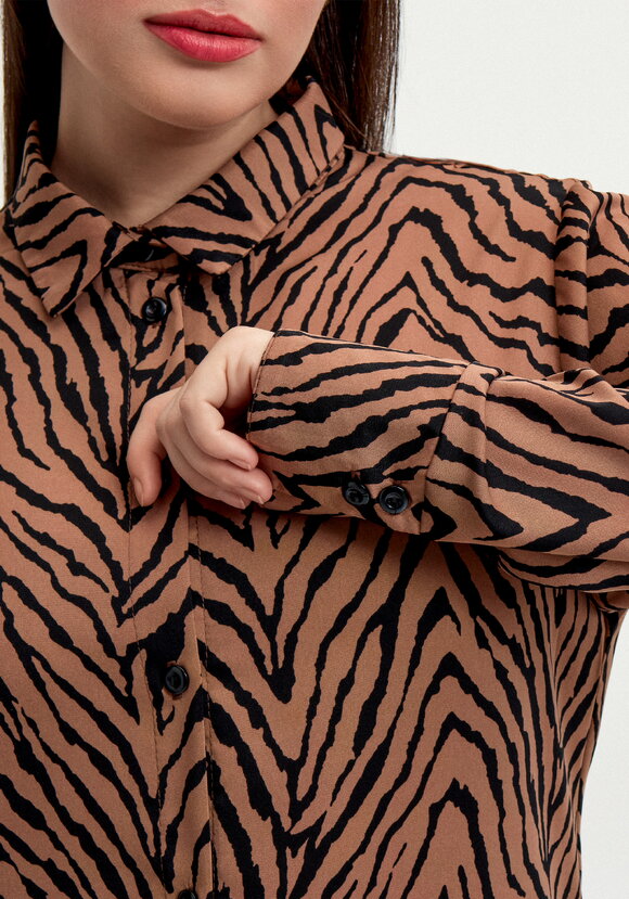 Блуза с анималистичным принтом на пуговицах шир.  580, рис. 6