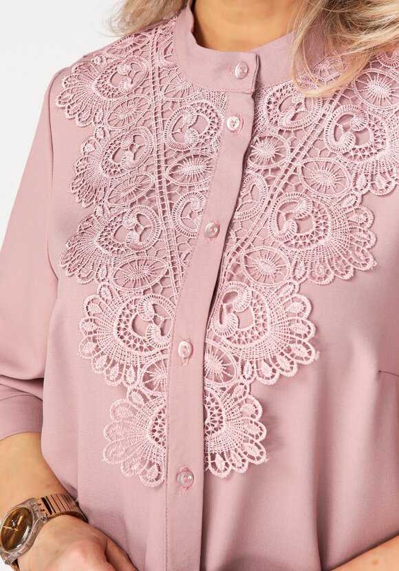 Блуза на пуговицах с ажурным кружевом шир.  580, рис. 7