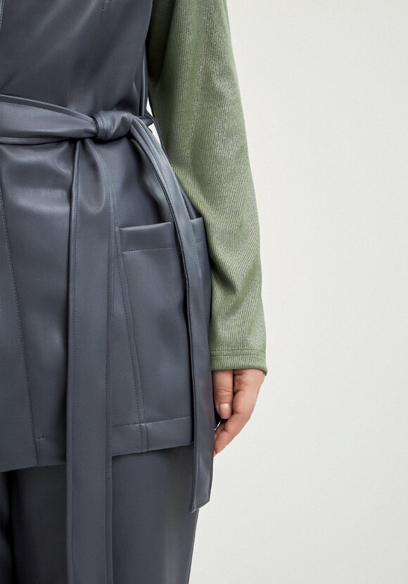 Жилет из эко-кожи на запах шир.  580, рис. 14