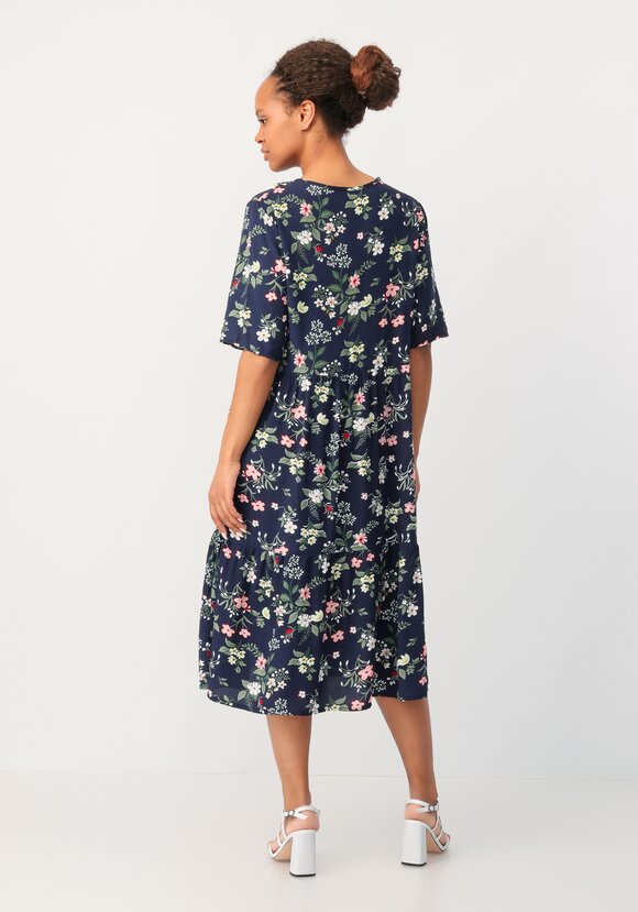 Платье с отрезной талией и коротким рукавом шир.  580, рис. 22