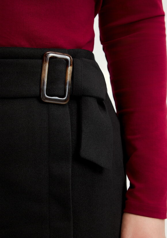 Юбка прямая с пряжкой шир.  580, рис. 13