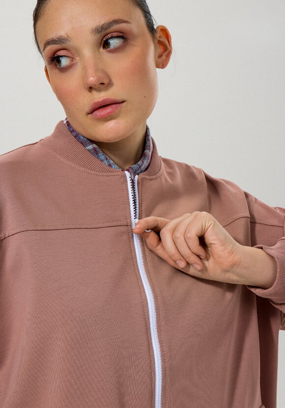 Бомбер с кулиской по низу шир.  580, рис. 10