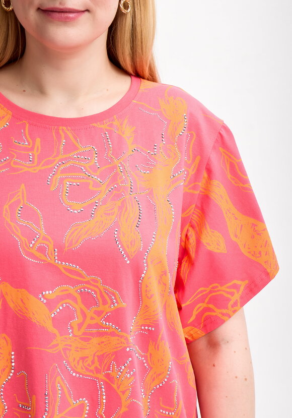 Блуза с оригинальным принтом и стразами шир.  580, рис. 11