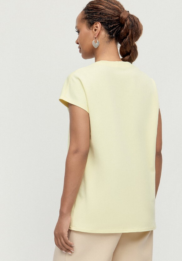 Футболка из трикотажа со спущенным плечом шир.  580, рис. 10