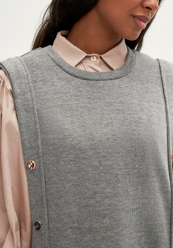 Жилет трикотажный с пуговицами шир.  580, рис. 13