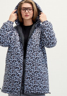 Куртка с анималистическим принтом и капюшоном